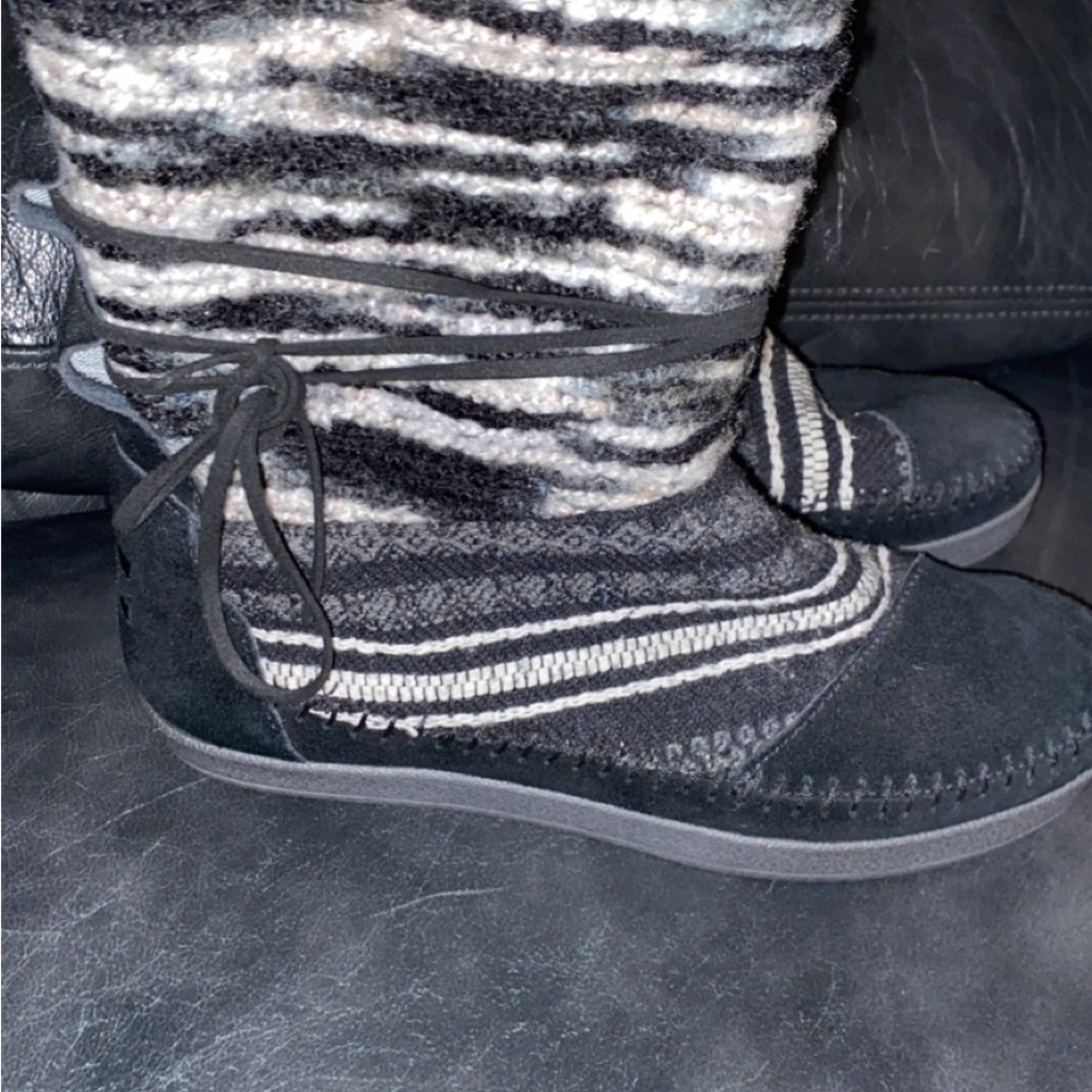 Toms Women Pull On Ankle Boots Nepal. worn once